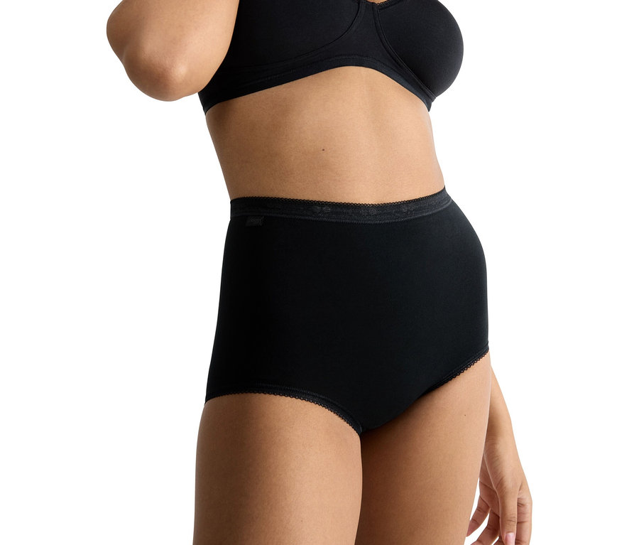 Frau trägt schwarzen BH und hochgeschnittene Unterwäsche.