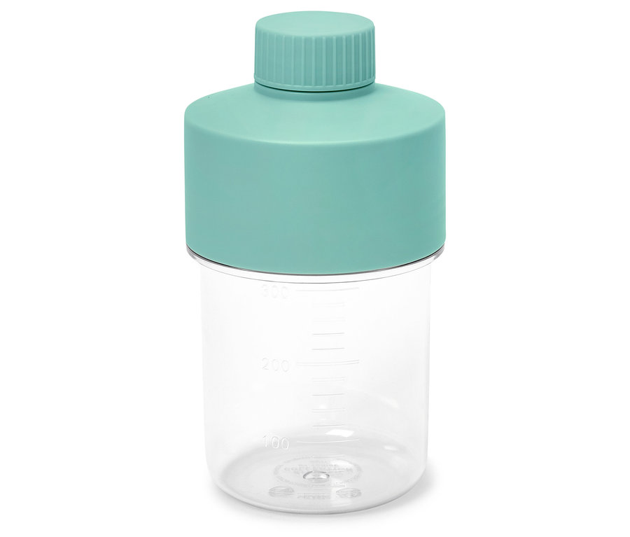 Eine durchsichtige Flasche mit einem türkisfarbenen Deckel steht auf einer weißen Oberfläche.