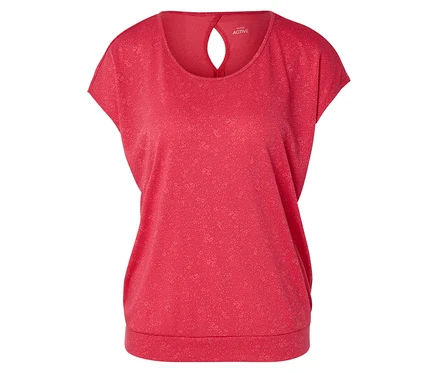 Ein rotes, kurzärmeliges Shirt mit einem kleinen Loch am oberen Rücken.