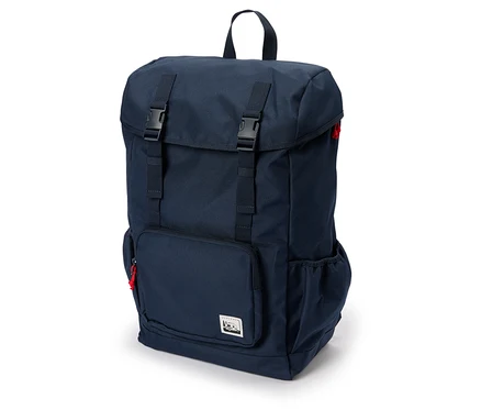 Marineblauer Rucksack mit Schnallenverschluss und Außentaschen.
