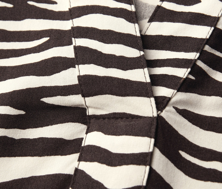 Nahaufnahme einer Street One Bluse mit Zebramuster und V-Ausschnitt.