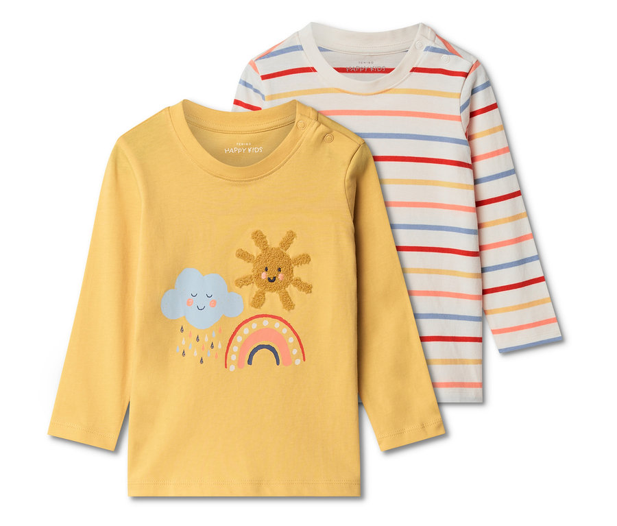 Zwei langärmlige Kinder T-Shirts liegen übereinander. Das gelbe Shirt hat eine Wolke, eine Sonne und einen Regenbogen aufgedruckt. Das andere Shirt ist weiß mit bunten Streifen.