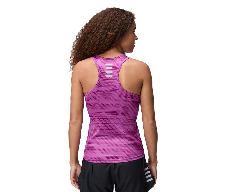 Rückansicht einer Frau mit lockigem Haar, die ein ärmelloses, pinkfarbenes Sportoberteil und schwarze Shorts trägt.