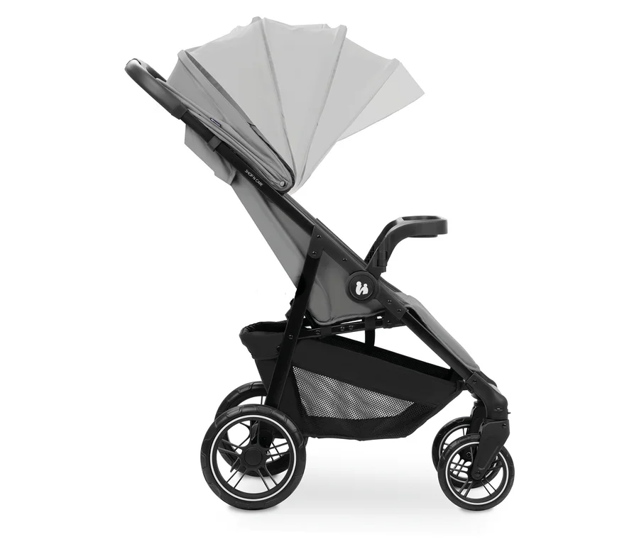 Ein grauer Kinderwagen mit einem ausfahrbaren Verdeck und einem schwarzen Korb unter dem Sitz.