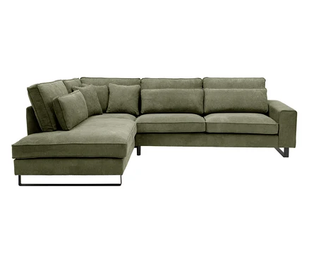 Grünes Ecksofa mit Kissen auf schwarzen Füßen.