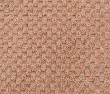 Nahaufnahme eines rosafarbenen, texturierten Stoffes mit quadratischem Muster.