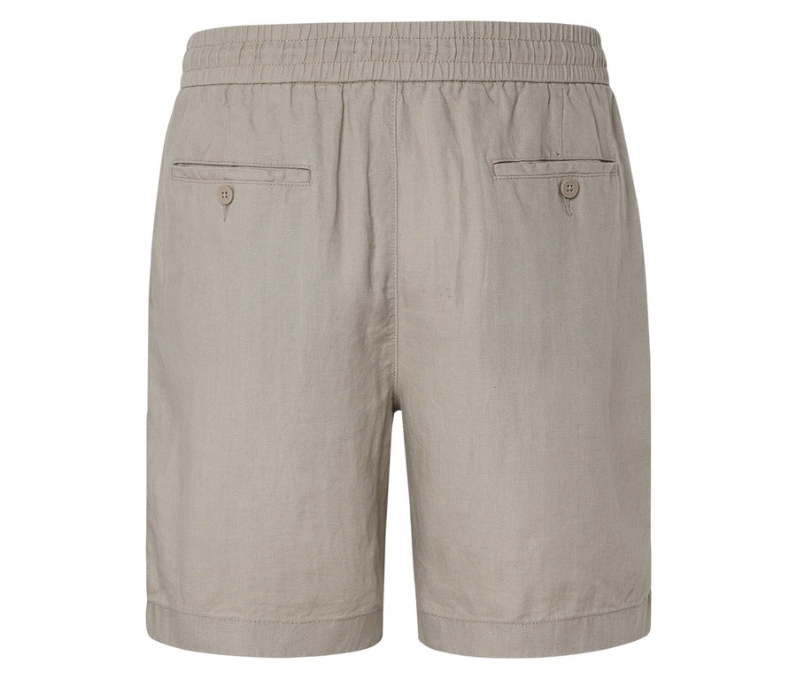 Nahaufnahme der Rückseite von beigen Shorts mit elastischem Bund und zwei aufgesetzten Taschen.