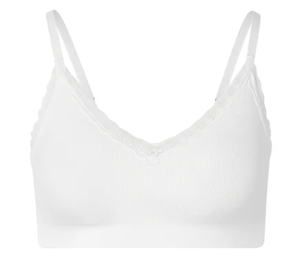 Weißes, geripptes Bralette mit Spitze und verstellbaren Trägern vor weißem Hintergrund.