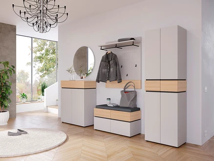 Eingangsbereich mit Garderobe, Schuhschrank, Spiegel und Bank in Weiß und Holzoptik. Eine graue Jacke hängt an der Wand.