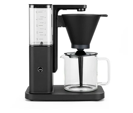 Eine schwarze Wilfa Kaffeemaschine mit Glaskanne steht auf einer schwarzen Basis.