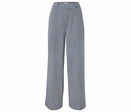 Eine karierte, weite Hose in Blau-, Braun- und Schwarztönen ist vor einem weißen Hintergrund zu sehen.