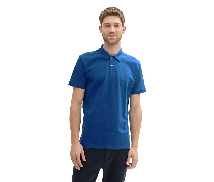 Mann trägt ein Tom Tailor Piqué Poloshirt in Advanced Blue.