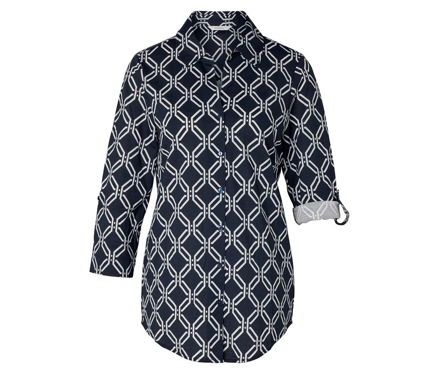 Marineblaues Hemd mit weißem geometrischem Muster, lange Ärmel sind hochgekrempelt.