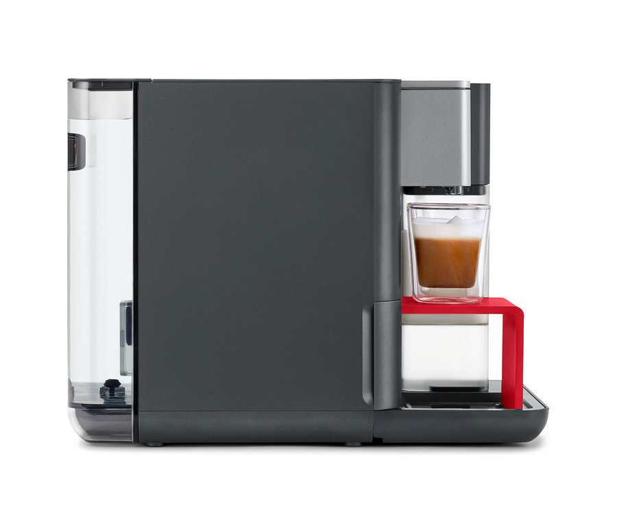 Qbo MILK MASTER Lipstick Red Kaffeemaschine mit einer Tasse Kaffee.