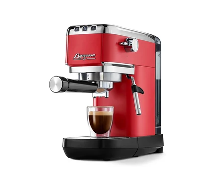 Eine rote »Lapressa« Siebträgermaschine mit einer Tasse Kaffee.