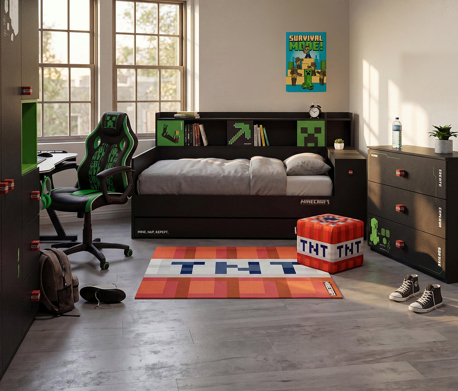 Ein Minecraft-Jugendzimmer mit einem Roba Jugendbett (120 x 200 cm) mit Schreibtisch, Gästebettfunktion und Regal. Ein schwarzer Gaming-Stuhl mit Creeper-Motiv, ein TNT-Teppich und ein TNT-Pouf sind ebenfalls im Raum. Rechts steht eine Kommode mit Minecraft-Designs.