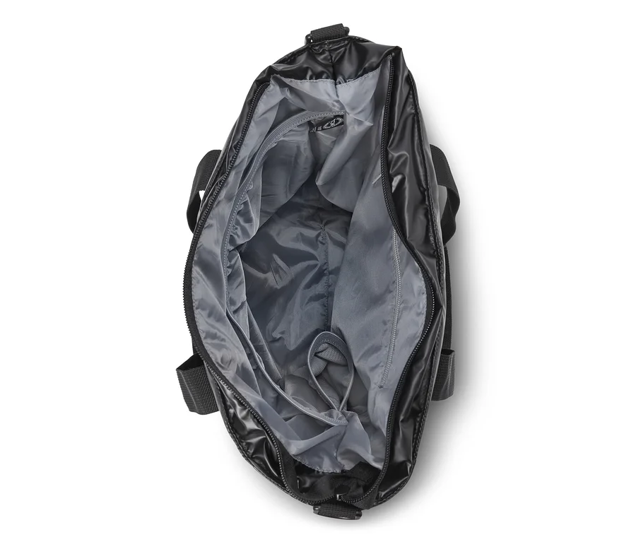 Offene schwarze Tasche mit glänzender Außenseite, grauem Innenfutter, mehreren Innentaschen, Reißverschlüssen und einer elastischen Schlaufe.
