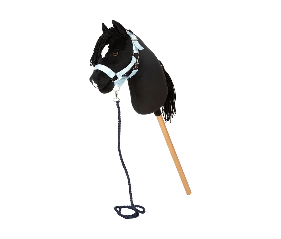 Schwarzes small foot Hobby-Horse »Melodie« mit weißer Blesse, hellblauer Trense und dunklem Fóhrstrick auf Holzstab.