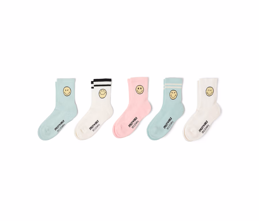 Fünf Socken in Pastellfarben mit Smiley-Motiven liegen aufgereiht auf weißem Grund.