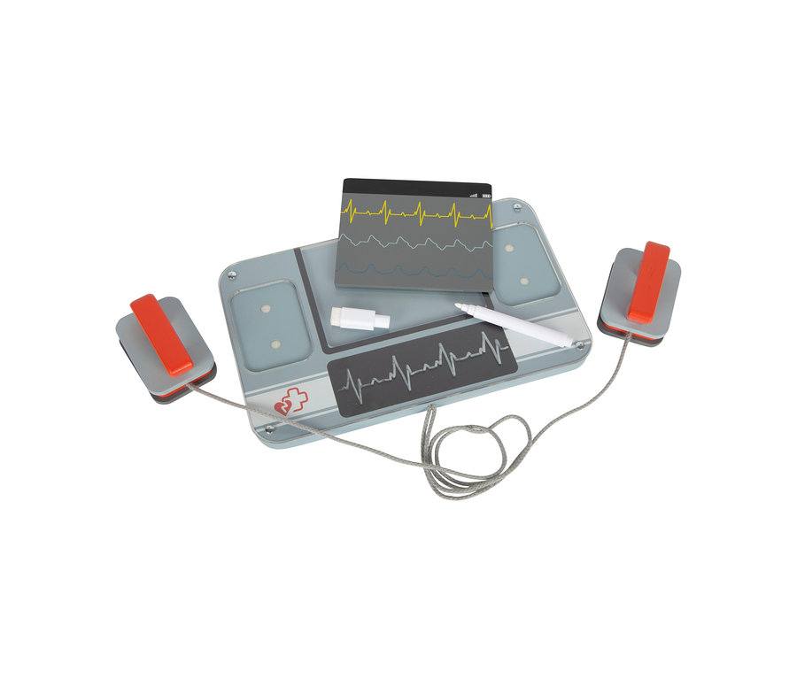 Ein Spielzeug-Defibrillator-Set von small foot mit blauer Basis, zwei grauen und orangefarbenen Paddeln, einem Bildschirm mit Herzfrequenzanzeige und einem Stift.