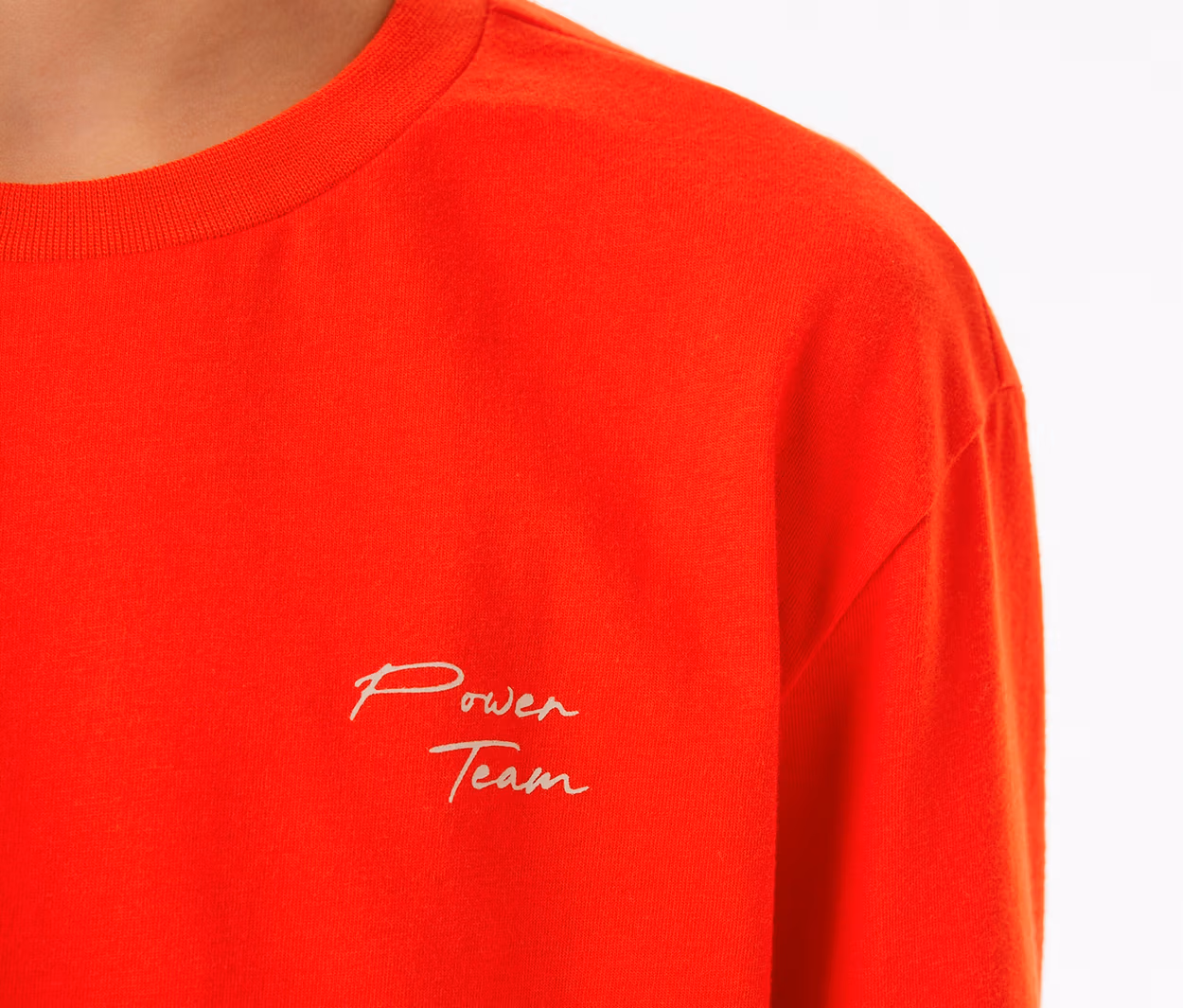 Rotes SCHIESSER Kinder-Pyjama-Oberteil mit Bündchen und der Aufschrift „Power Team“ auf der Brust.