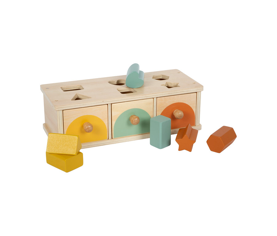 small foot Montessori-Bundle 3: Ein helles Holzspielzeug mit Formensortierer und drei Schubladen. Die Schubladenfronten sind mit gelben, mintgrünen und orangefarbenen Halbkreisen verziert. Ein hellblaues Herzteil steckt in einer Öffnung, weitere gelbe, mintgrüne und orangefarbene Holzformen liegen daneben.