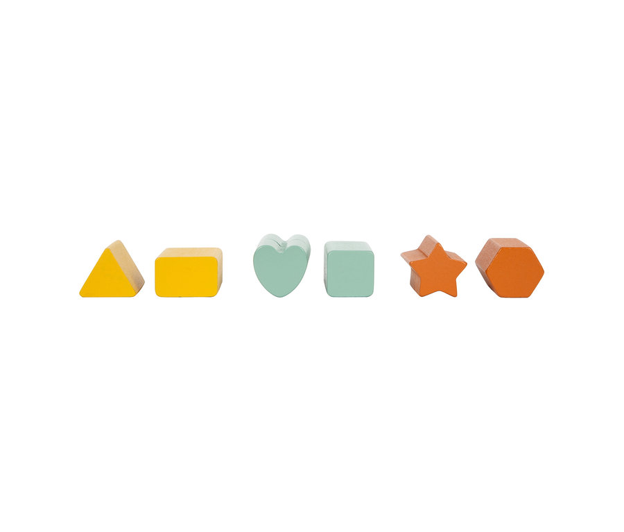 Sechs bunte Holzklötze des small foot Montessori-Bundle 3: gelbes Dreieck und Quader, mintgrünes Herz und Würfel, oranger Stern und Sechseck.