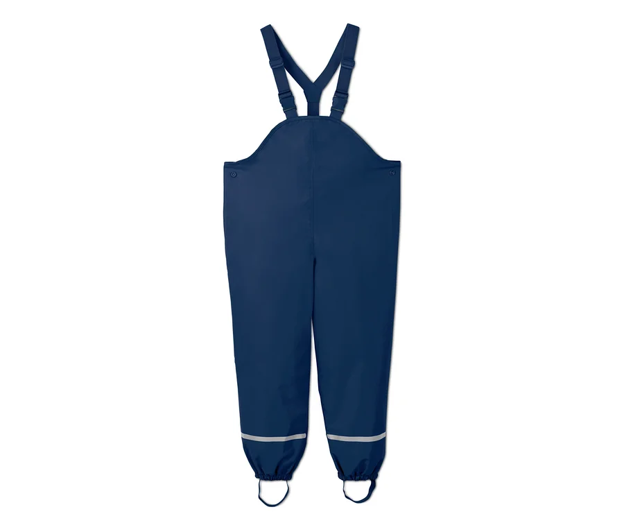 Eine marineblaue Regenhose mit Trägern und reflektierenden Streifen an den Beinen.