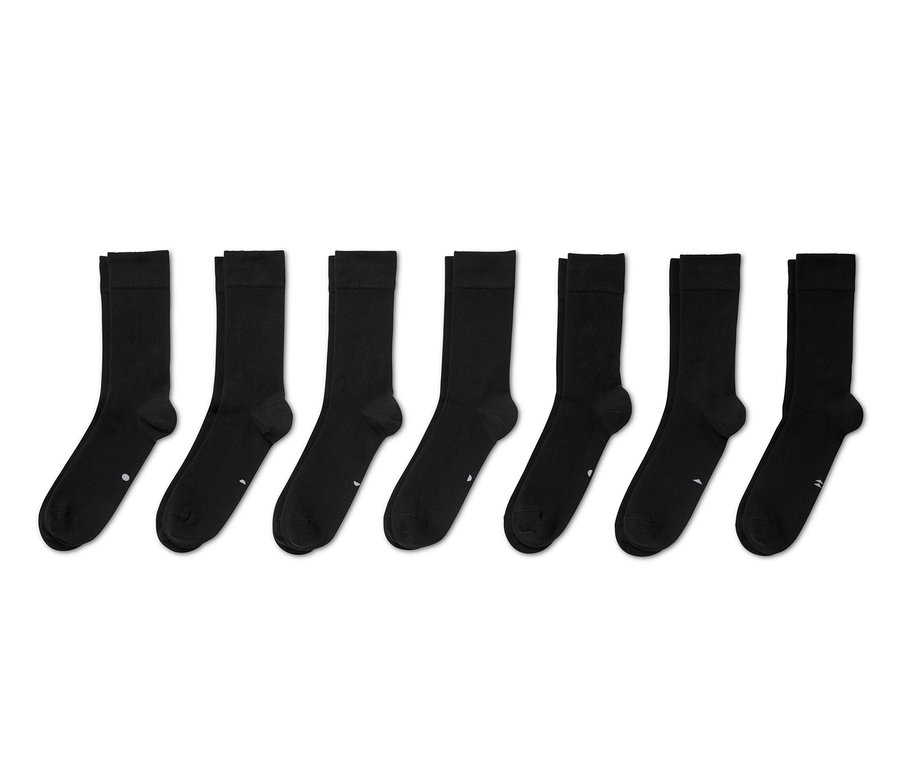 Sieben Paar schwarze Socken.