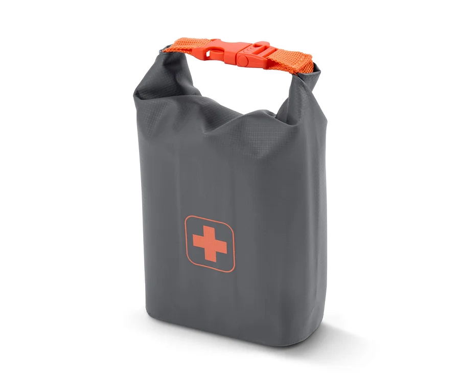 Graue Erste-Hilfe-Tasche mit orangefarbenem Kreuz und orangefarbenem Verschluss.