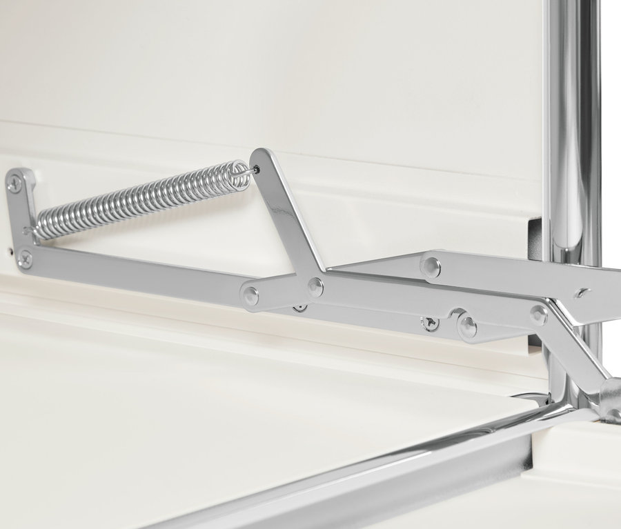 Detailansicht einer weißen Metallgarderobe »CN3«.