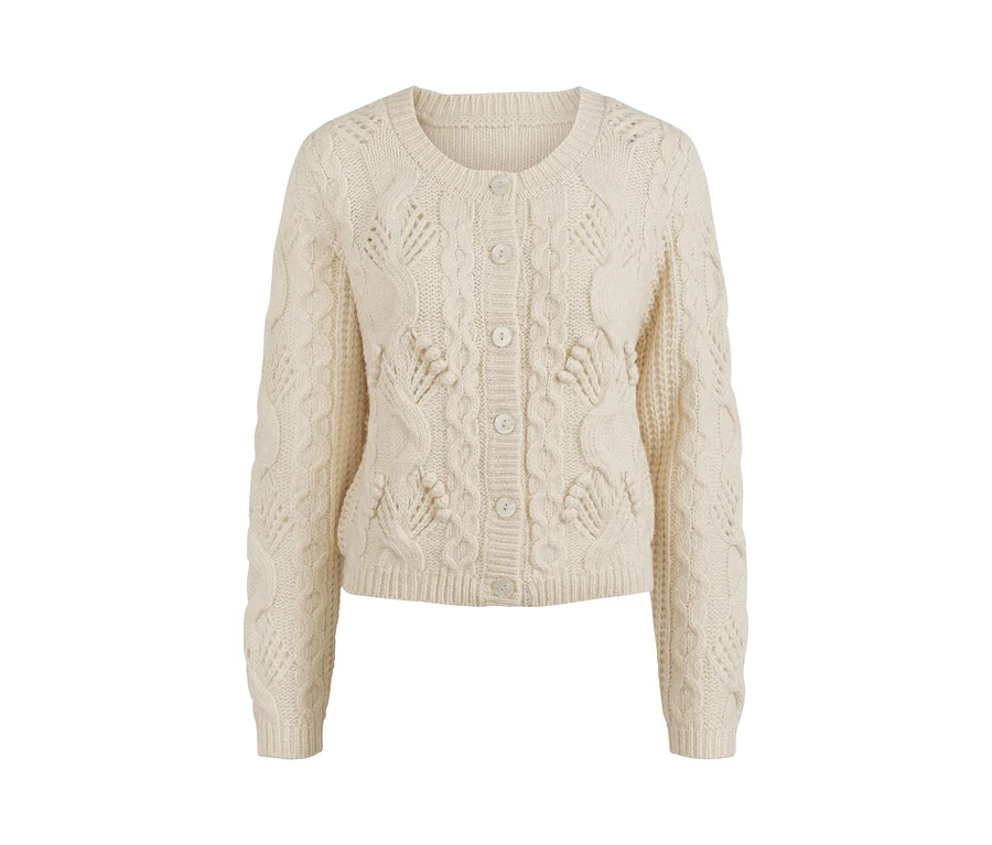 Ein cremefarbener Grobstrick-Cardigan mit Knöpfen.