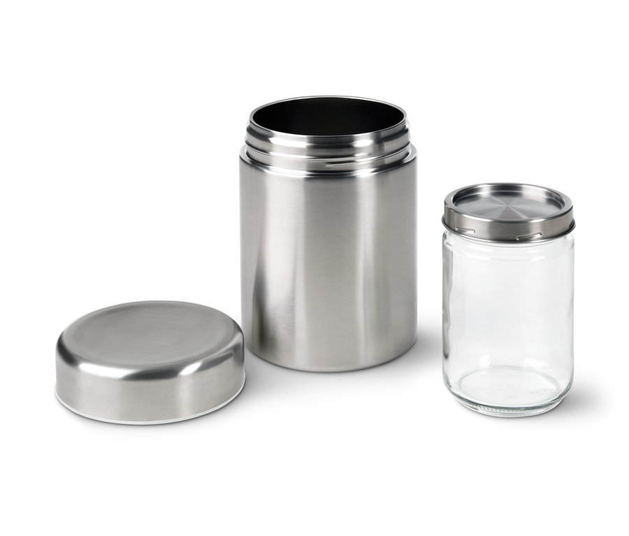 Ein zerlegter Joghurtbereiter mit silberner Außenhülle und einem Glasbehälter.