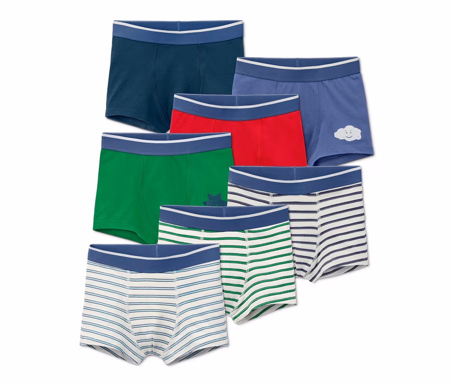 Sieben Jungen-Slipboxer aus Bio-Baumwolle in den Farben: Dunkelblau, Hellblau mit Wolke, Rot, Grün mit Stern und drei Gestreifte.