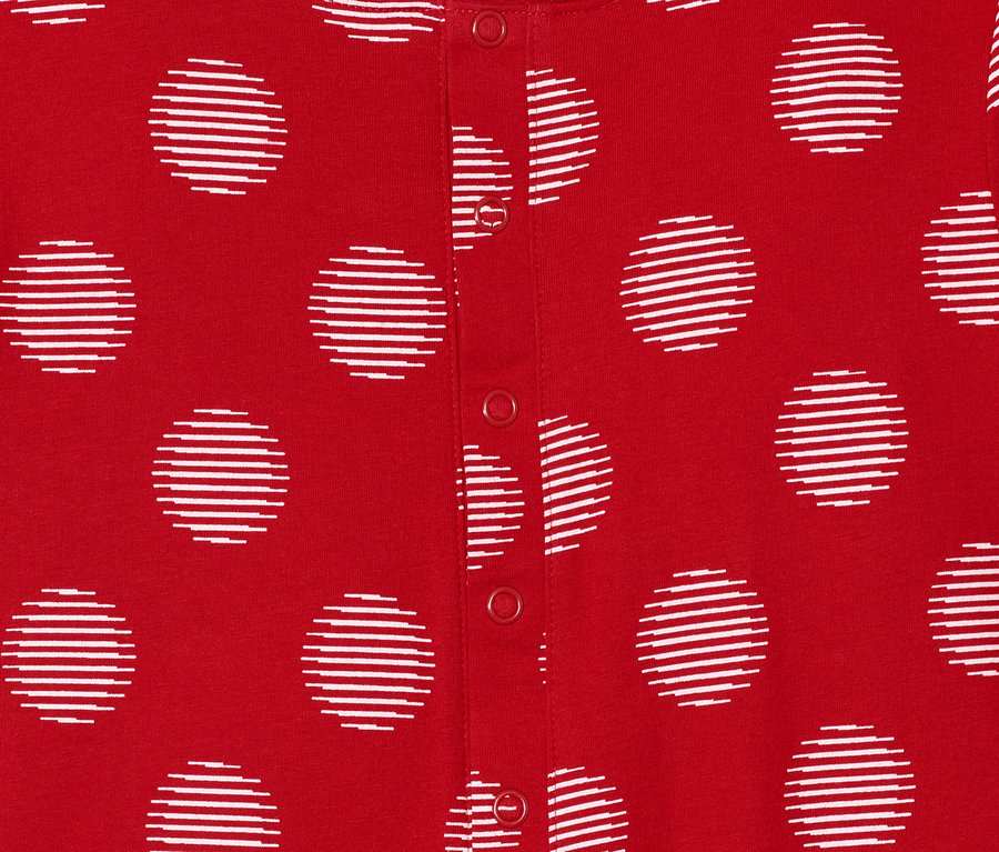 Detailansicht eines roten Jersey-Overall-Pyjamas mit weißen Punkten.