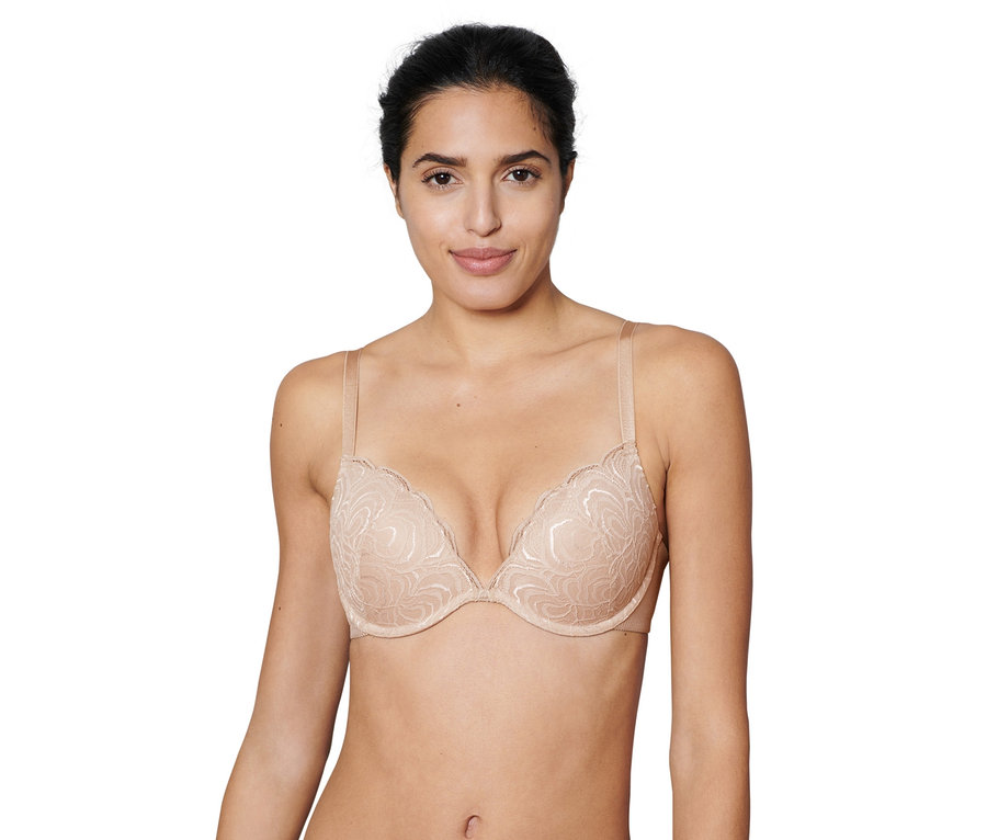 Frau trägt Vario-Push-up-BH, beige.