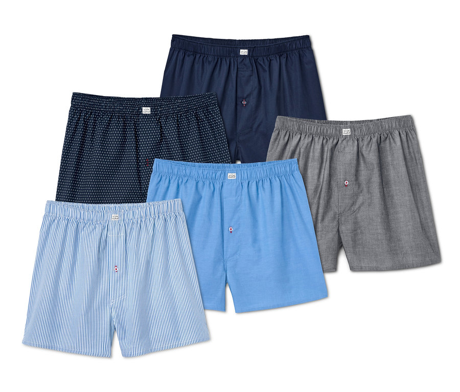Fünf Web-Boxershorts in verschiedenen Farben und Mustern.