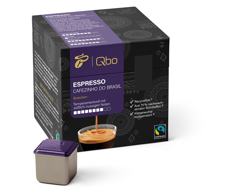 Eine Packung Qbo Espresso CAFEZINHO DO BRASIL - 27 Kapseln und eine Tasse Espresso.