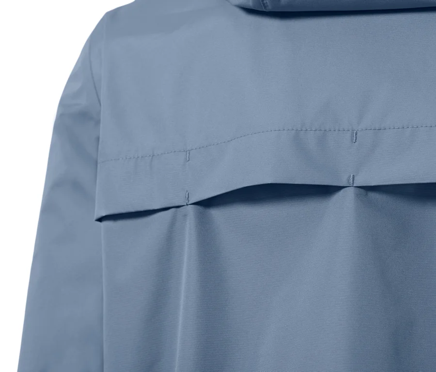 Detailaufnahme einer blauen Unisex-Regenjacke.