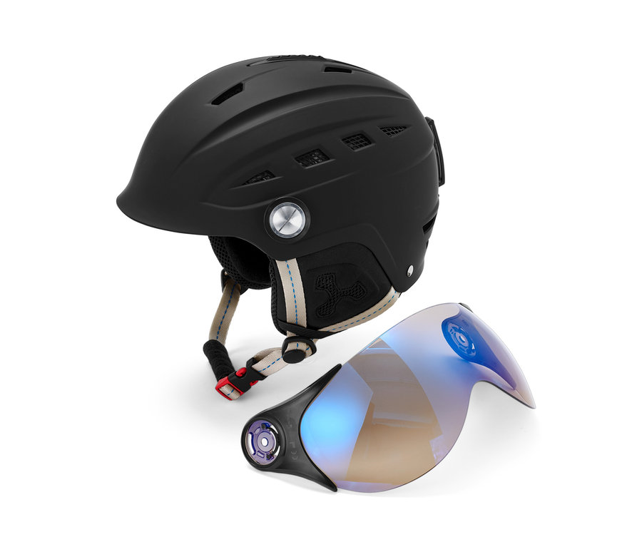 Schwarzer Hardshell-Ski- und Snowboard-Helm mit Visier liegt auf einem weißen Hintergrund.
