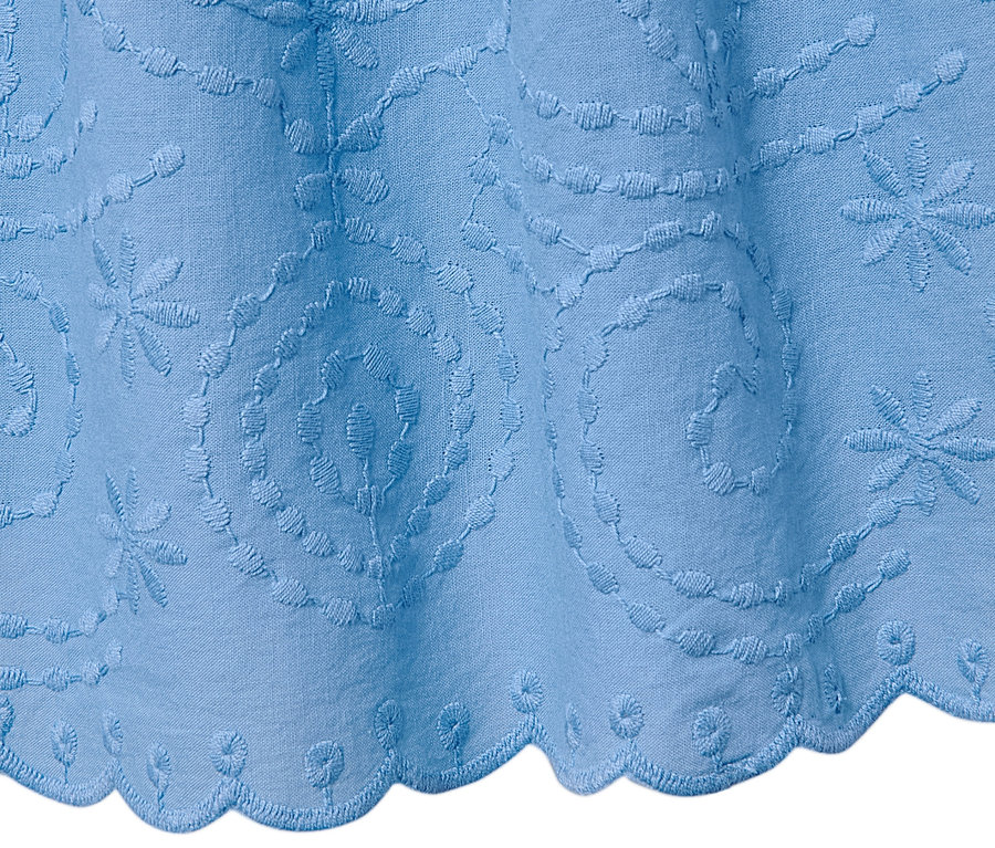 Detailansicht eines hellblauen Webkleids mit Stickerei.