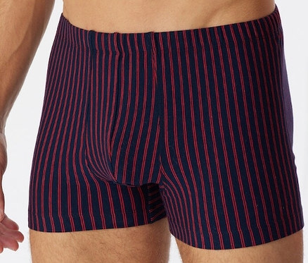 Mann trägt rote SCHIESSER Shorts mit Bio-Baumwolle.