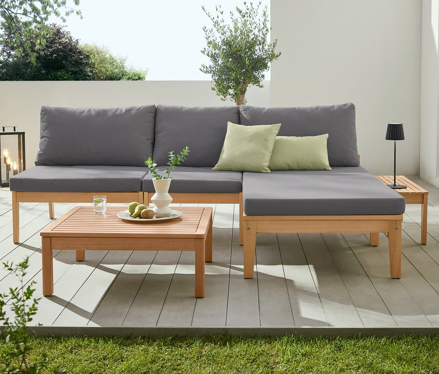 Modulares Lounge-Set »Lenja«, Couchtisch »Lenja«, Konsolentisch und LED-Akku-Tischleuchte auf der Terrasse.