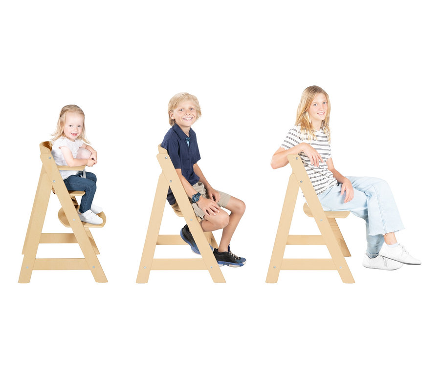 Drei Kinder sitzen auf naturbelassenen roba Treppenhochstühlen »Sit Up Flex«.