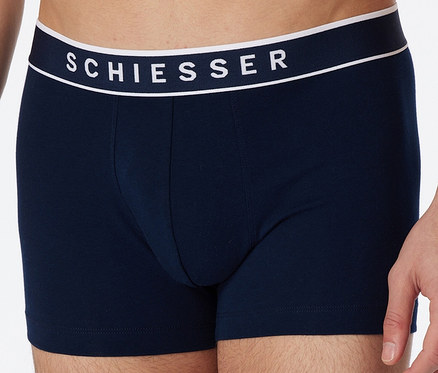 Mann trägt 3 SCHIESSER Shorts mit Bio-Baumwolle, dunkelblau.