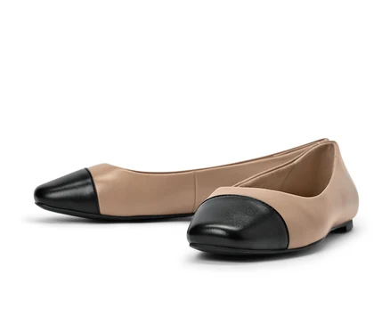 Zwei beige Leder-Ballerinas mit schwarzer Spitze.