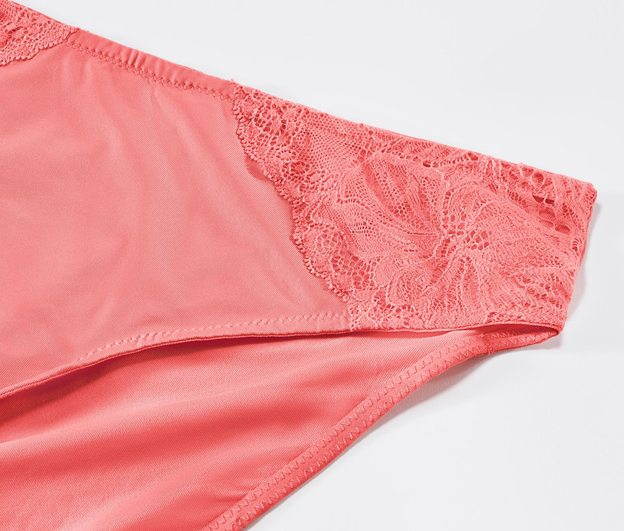 Detailaufnahme von 2 Slips in Papaya-Farbe mit Spitze.