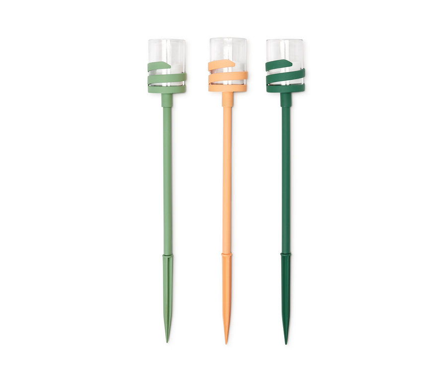 Drei LED-Outdoor-Spieße in Grün, Orange und Dunkelgrün.
