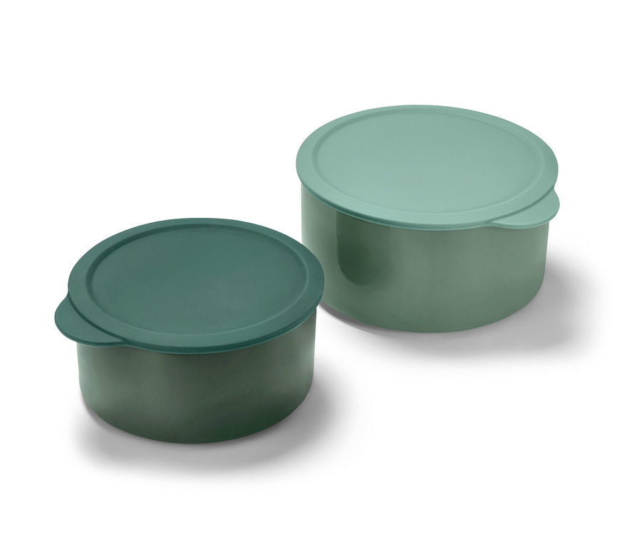 Zwei grüne Keramik-Auflaufformen mit Deckel.
