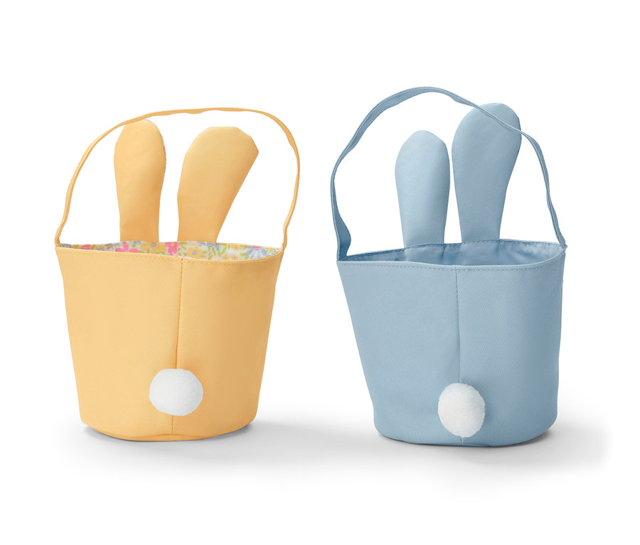 Zwei Osterei-Sammeltaschen, eine gelbe mit Blumenfutter und eine blaue.